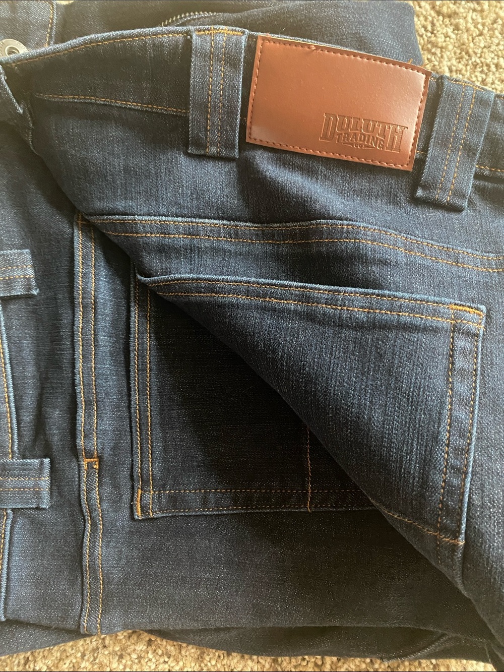 Duluth Trading Co Men’s Dark Blue Straight Jeans with Brown Leather Patch NWOT